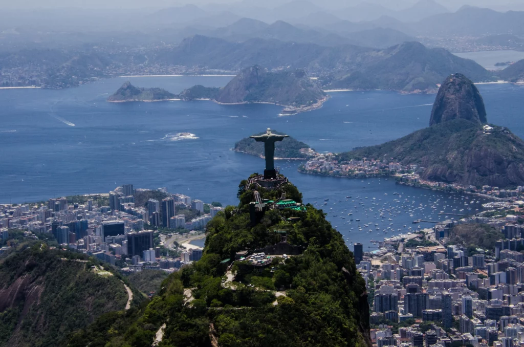 Vista aérea da cidade do Rio de Janeiro mostra o Cristo Redentor, a Baía de Guanabara, o mar e alguns prédios para ilustrar matéria sobre as melhores capitais do Brasil
