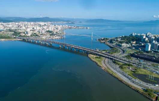 Imagem da vista aérea de Florianópolis para ilustrar matéria sobre as cidades mais seguras de Santa Catarina
