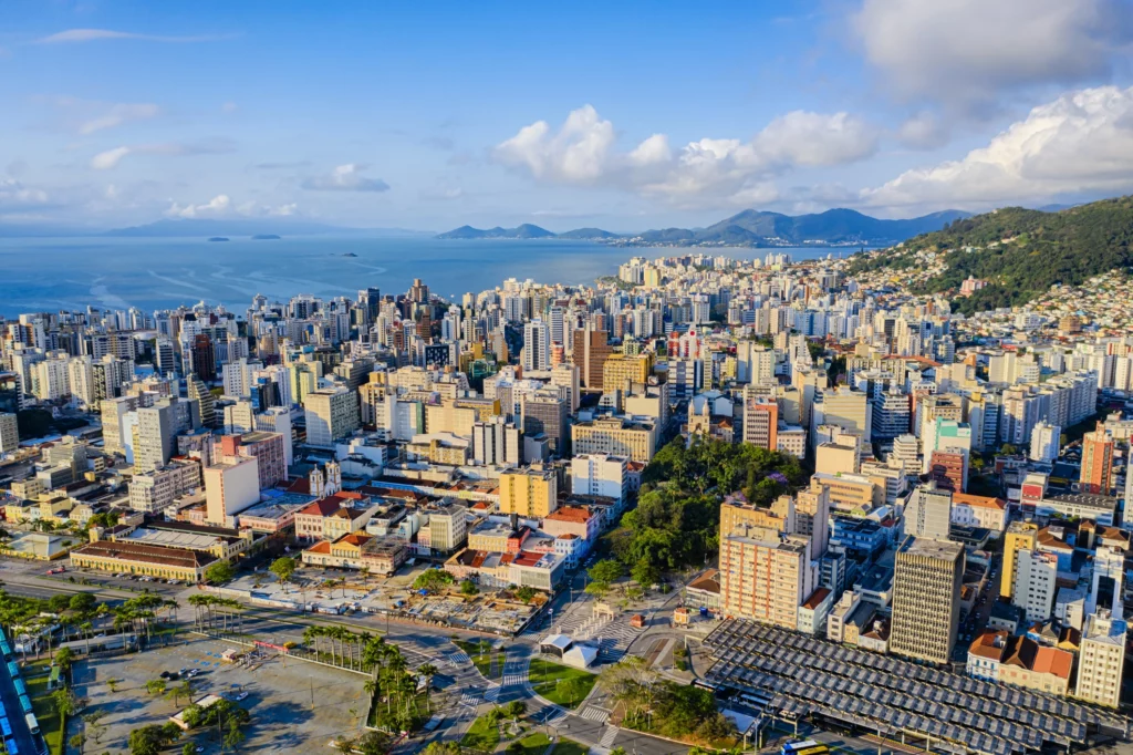Vista aérea da paisagem urbana de Florianópolis mostra prédios e céu azul