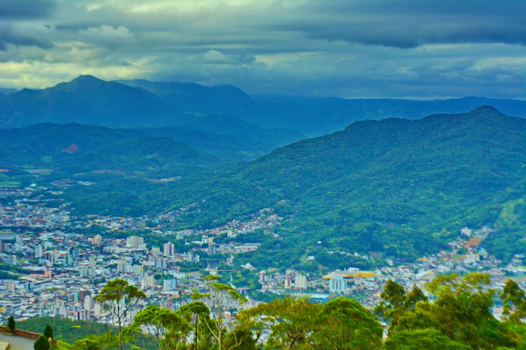 Imagem da vista aérea de montanha em Jaraguá do Sul para ilustrar matéria sobre qual a cidade mais segura de Santa Catarina