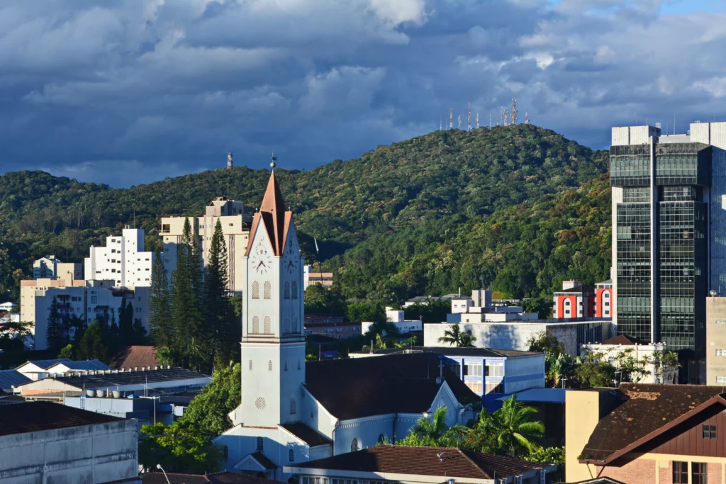 Imagem da vista aérea de Joinville, o município mais populoso de Santa Catarina