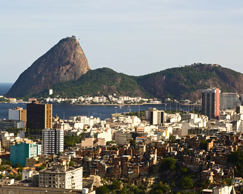Imagem da vista aérea do Rio de Janeiro mostra prédios, mar e o Pão de Açúcar ao fundo para ilustrar matéria sobre as melhores capitais do Brasil