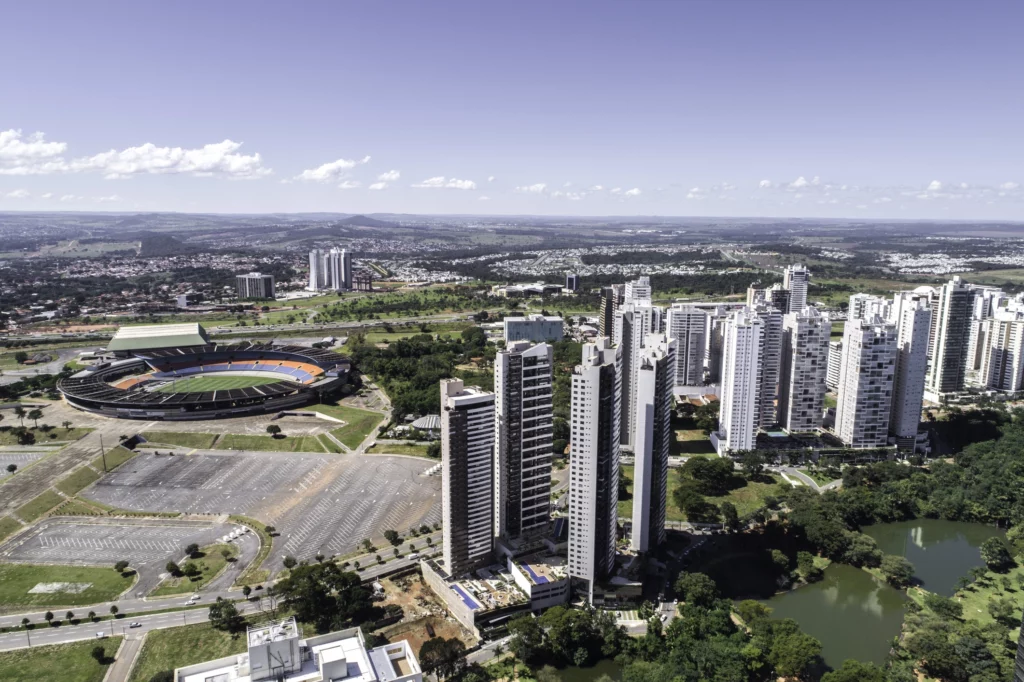 Imagem da vista aérea de Goiânia, capital do estado de Goiás, mostra prédios e o parque Flamboyant para ilustrar matéria sobre as melhores capitais do Brasil
