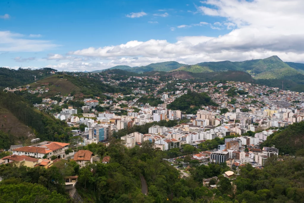 Imagem da vista aérea de Nova Friburgo, uma das cidades mais seguras do Rio de Janeiro