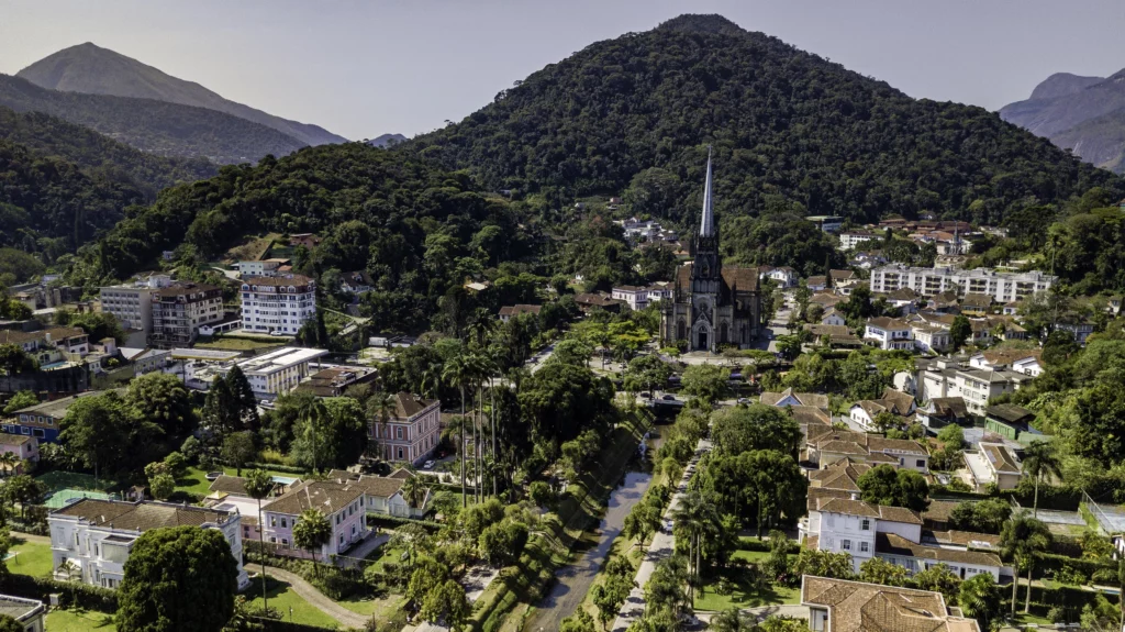 Imagem da paisagem urbana de Petrópolis mostra Catedral de São Pedro de Alcântara para ilustrar matéria sobre o ranking das cidades mais seguras do Rio de Janeiro