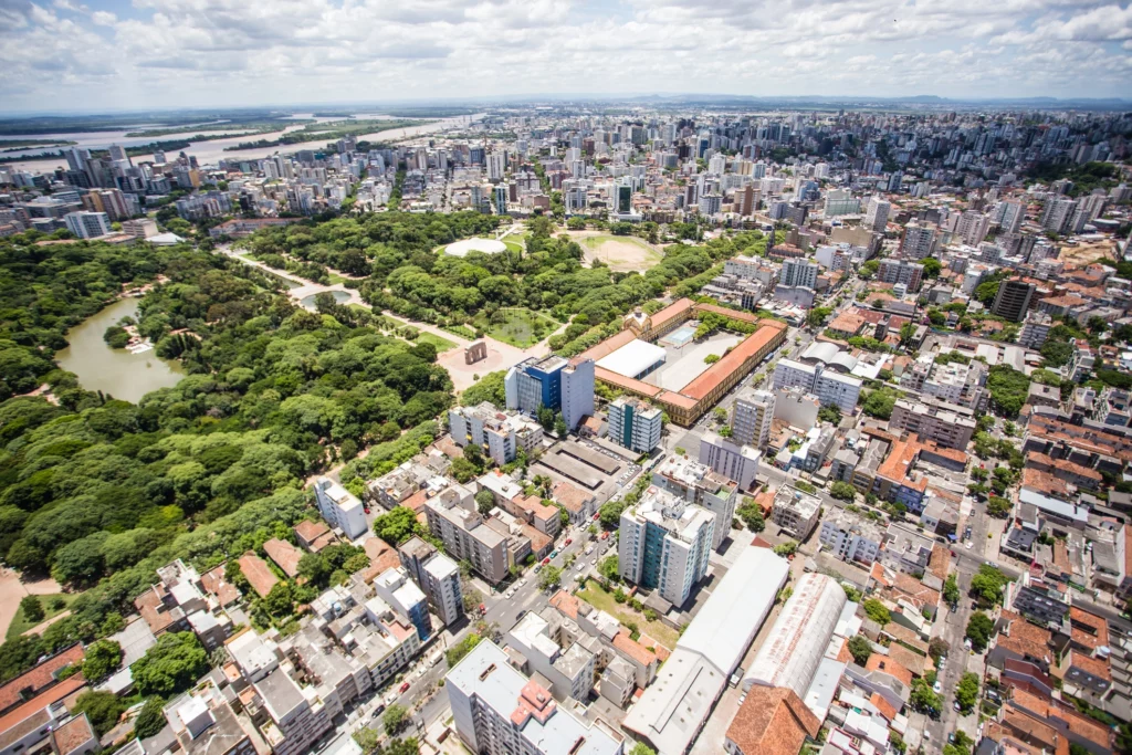 Imagem da vista aérea de Porto Alegre, capital do Rio Grande de Sul, mostra vegetação e prédios da cidade