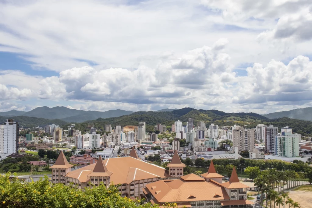 Imagem da vista aérea de Brusque para ilustrar matéria sobre qual a cidade mais segura de Santa Catarina