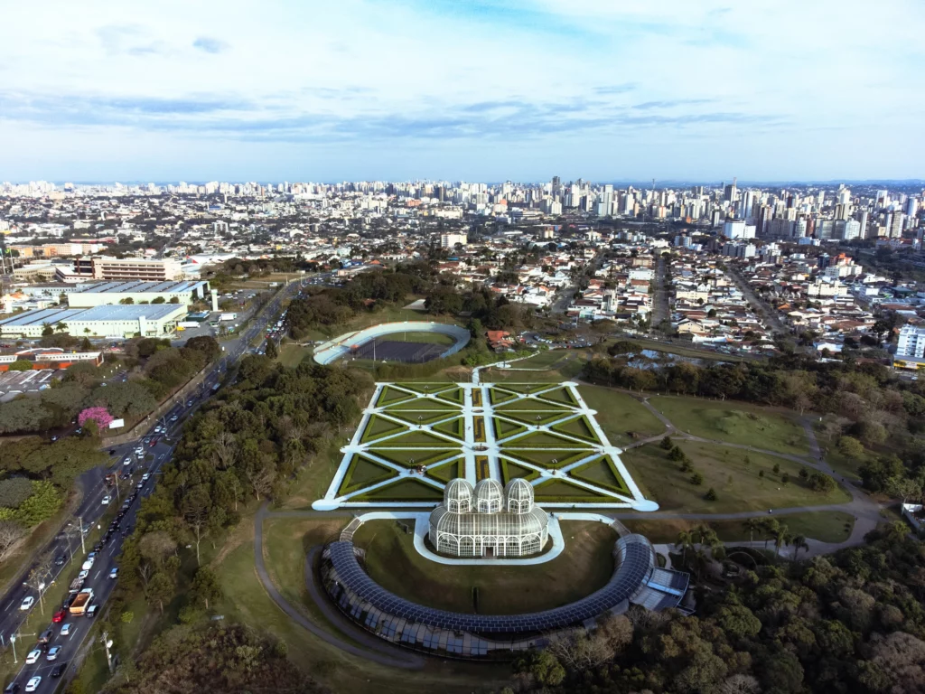  Imagem da paisagem urbana de Curitiba mostra o Jardim Botânico e prédios da cidade para ilustrar matéria sobre qual a melhor capital do Brasil 
