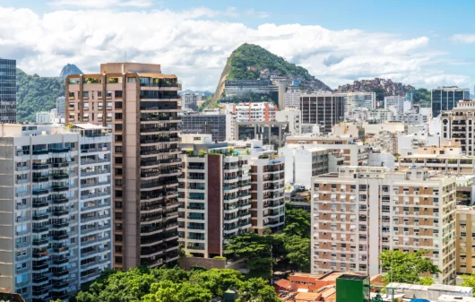 Imagem da paisagem urbana do Rio de Janeiro para ilustrar matéria sobre o ranking das cidades mais seguras do Rio de Janeiro