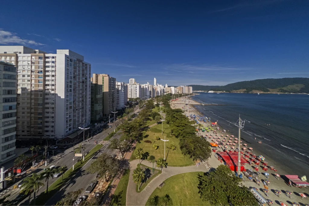 Imagem da paisagem urbana de Santos mostrar prédios residenciais à beira-mar para ilustrar matéria sobre o custo de morar em Santos e trabalhar em São Paulo