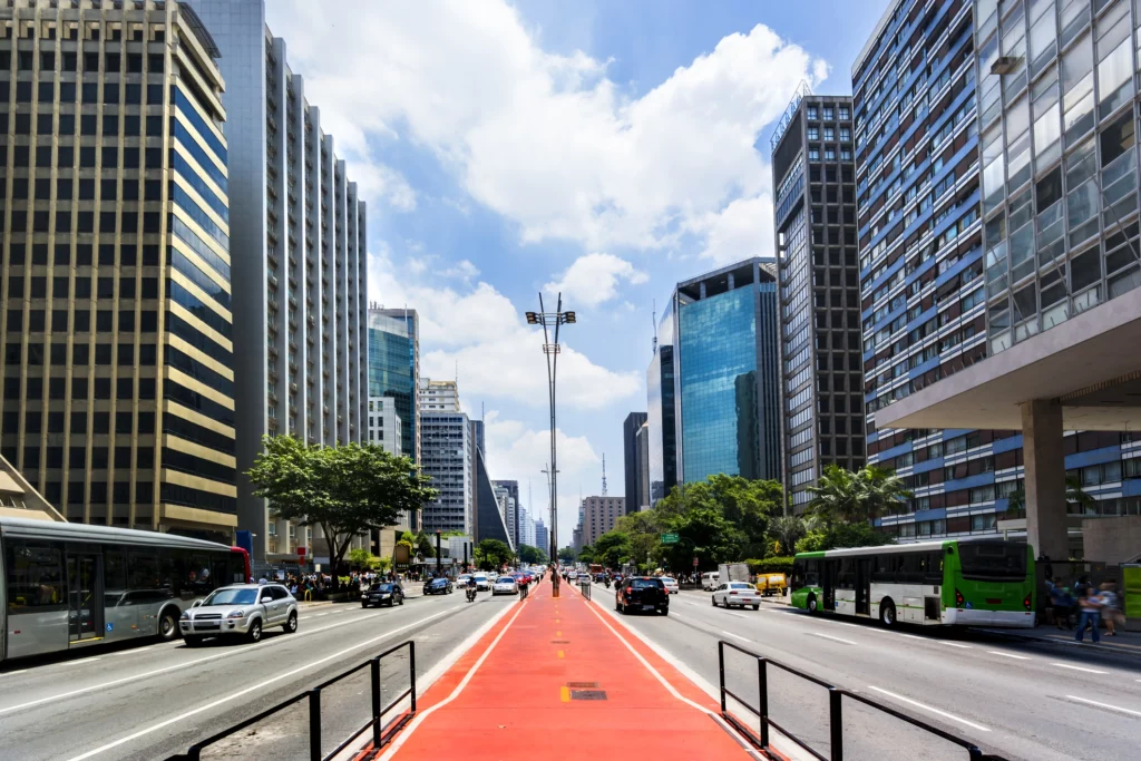 Imagem da famosa Avenida Paulista, em São Paulo