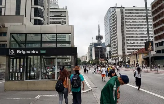 Foto mostra a entrada da Estação Brigadeiro na Avenida Paulista em um fim de semana em que as pistas da via ficam fechadas para os carros, para o lazer dos pedestres (Foto: Wikimedia Commons)