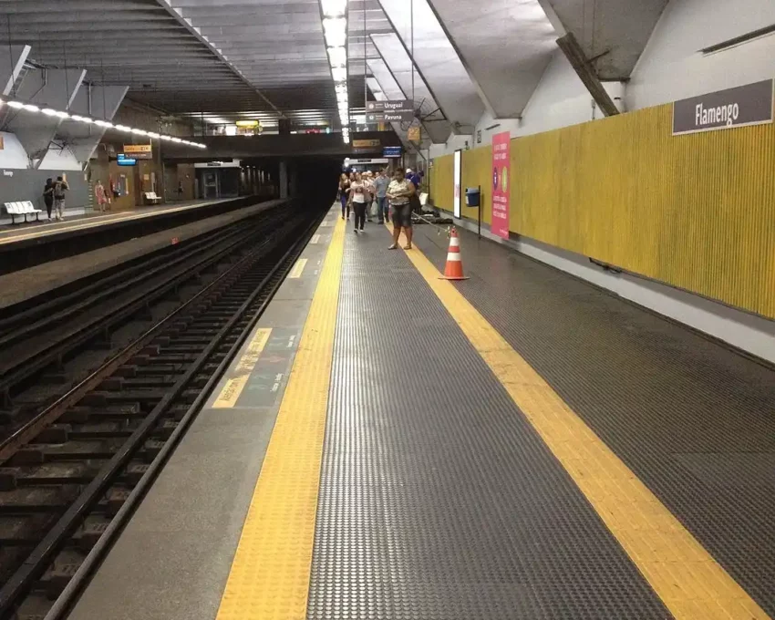 Foto mostra a plataforma da Estação Flamengo do metrô do Rio de Janeiro (Foto: Wikimedia Commons)