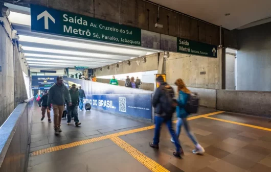 Foto que ilustra matéria sobre a Estação Portuguesa-Tietê do metrô de São Paulo mostra o trecho interno de integração com a Rodoviária (Foto: Shutterstock)