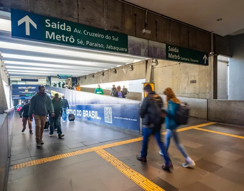 Foto que ilustra matéria sobre a Estação Portuguesa-Tietê do metrô de São Paulo mostra o trecho interno de integração com a Rodoviária (Foto: Shutterstock)