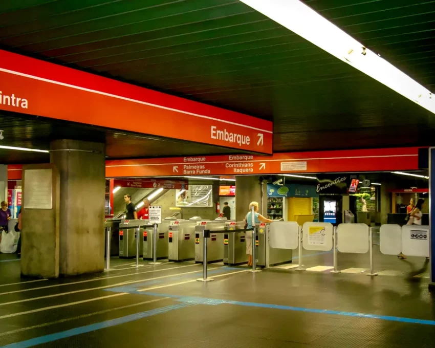 Foto que ilustra matéria sobre a Estação Santa Cecília do metrô de São Paulo mostra pessoas andando dentro da área de roletas, que dá acesso à plataforma (Foto: Shutterstock)