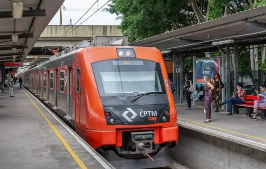 Foto que ilustra matéria sobre a Estação Santo André mostra um trem vermelho da CPTM chegando na plataforma (Foto: Wikimedia Commons)