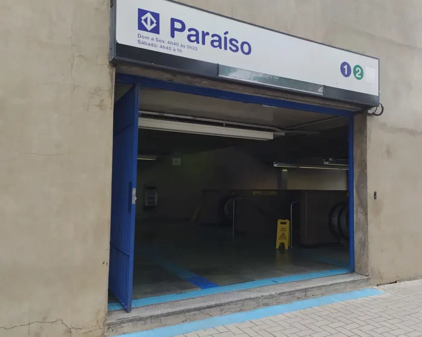 Foto que ilustra matéria sobre o Metrô Paraíso mostra a entrada da estação (Foto: Shutterstock)