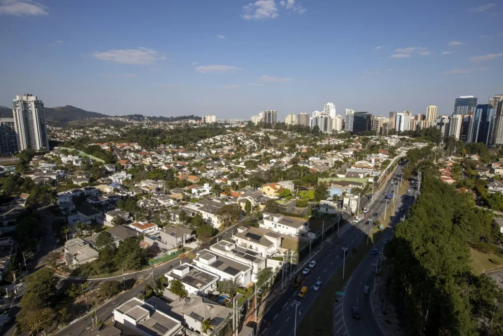 Imagem aérea de uma área residencial da cidade de Barueri para ilustrar matéria sobre cidades que se destacam na competitividade