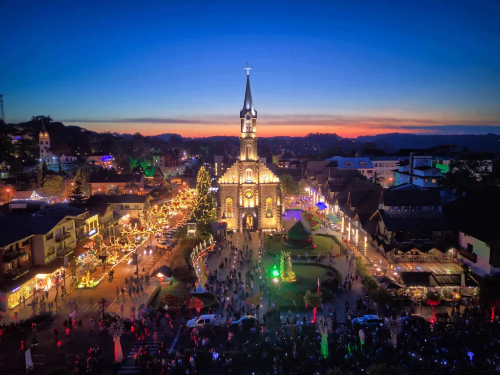 Imagem aérea da catedral de Gramado, no Rio Grande do Sul, durante a noite para ilustrar matéria sobre cidades que se destacam por serem bonitas no Brasil
