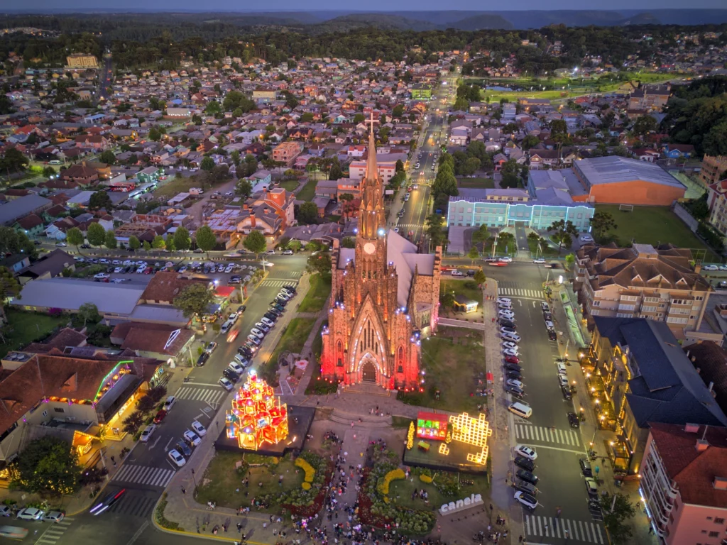 Imagem aérea de Catedral em Canela, no Rio Grande do Sul, mostra prédios e vegetação da cidade para ilustrar matéria sobre clima no Brasil
