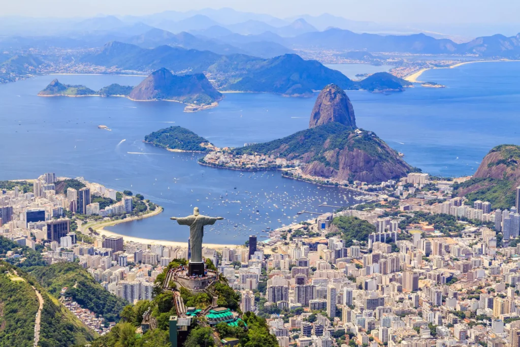 Imagem aérea do Cristo Redentor e do Morro do Corcovado no Rio de Janeiro para ilustrar matéria sobre as cidades mais limpas do Brasil