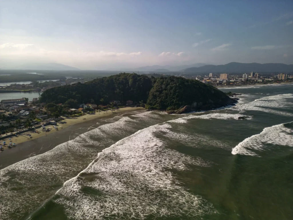 Imagem da vista aérea de uma praia em Itanhaém, em São Paulo, para ilustrar matéria sobre cidade litorânea segura em SP