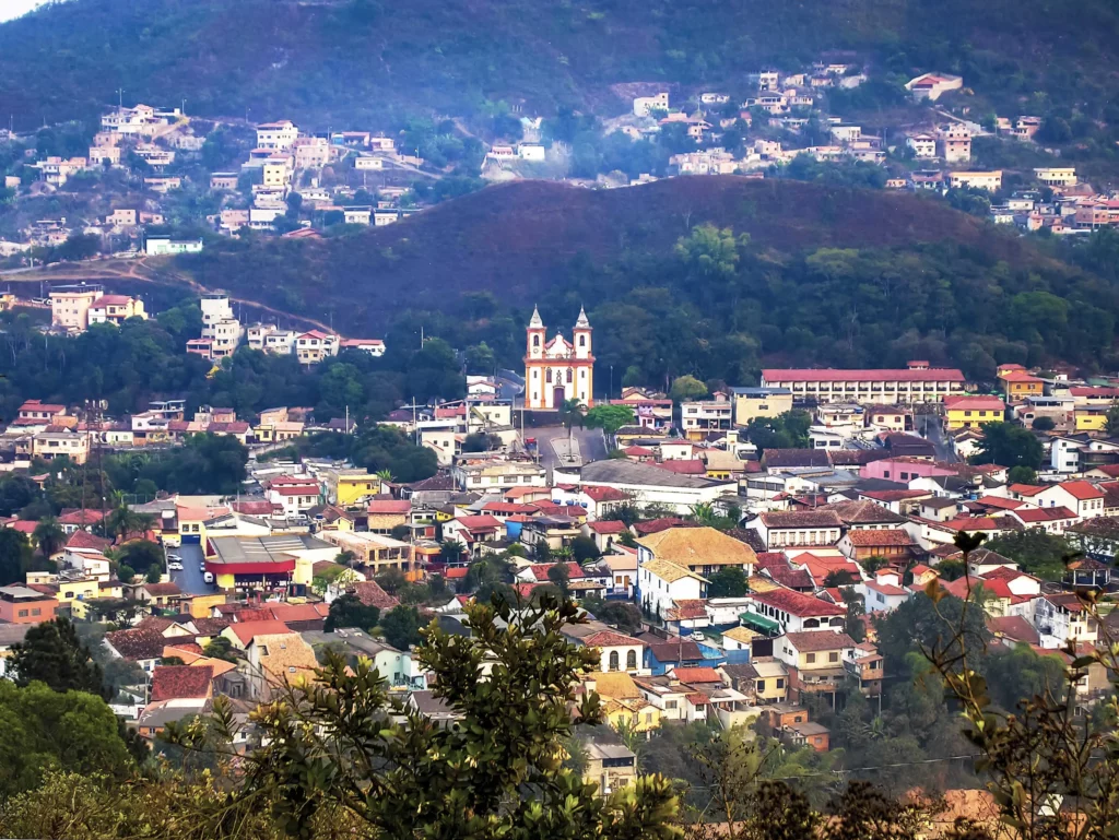 Imagem da vista aérea da cidade de Sabará mostra construções e vegetação do município para ilustrar matéria sobre cidade segura em Minas Gerais