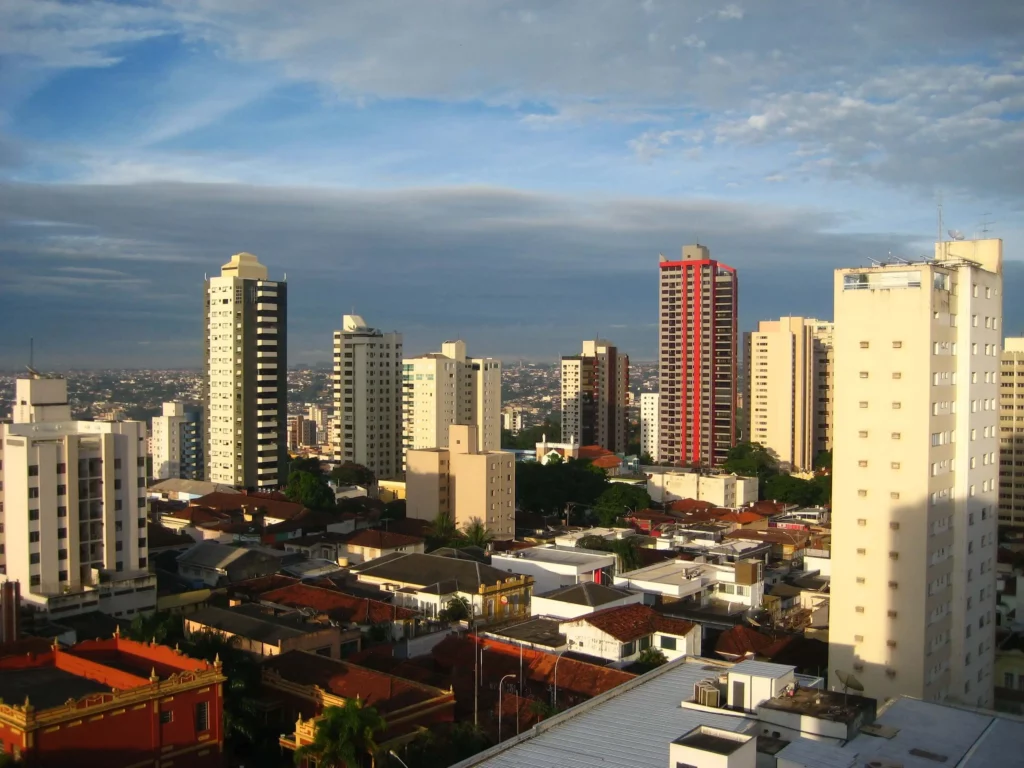 Imagem da vista aérea de Uberlândia mostra prédios da cidade em um dia de céu azul para ilustrar matéria sobre cidade segura em Minas Gerais