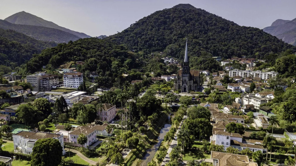 Imagem da vista aérea de Petrópolis, no Rio de Janeiro, mostra Catedral São Pedro de Alcântara, casas e vegetação para ilustrar matéria sobre cidades bonitas no Brasil