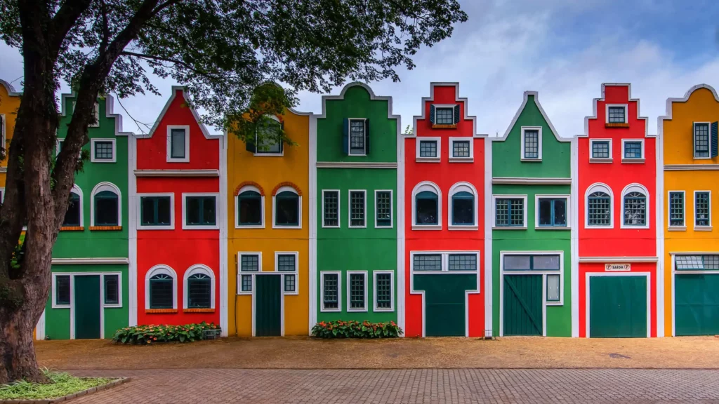 Imagem de casas coloridas em Holambra para ilustrar matéria sobre cidades bonitas do Brasil