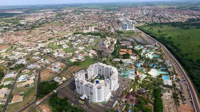 Imagem aérea de Olímpia, em São Paulo, mostra casas, prédios e vegetação para ilustrar matéria sobre as cidades do Brasil mais visitadas