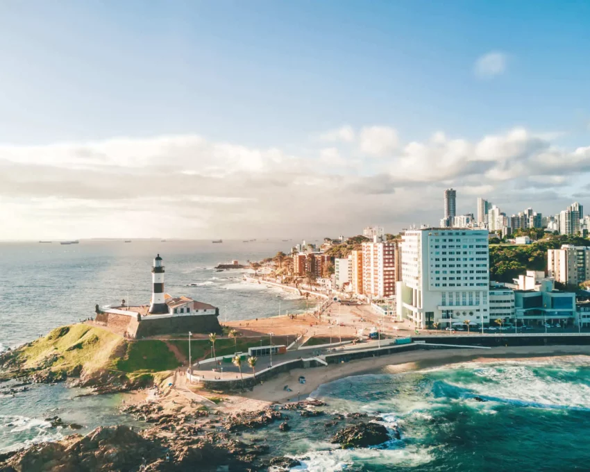 Imagem do litoral de Salvador, na Bahia, mostra o mar e a cidade para ilustrar matéria sobre as cidades mais bonitas do Brasil