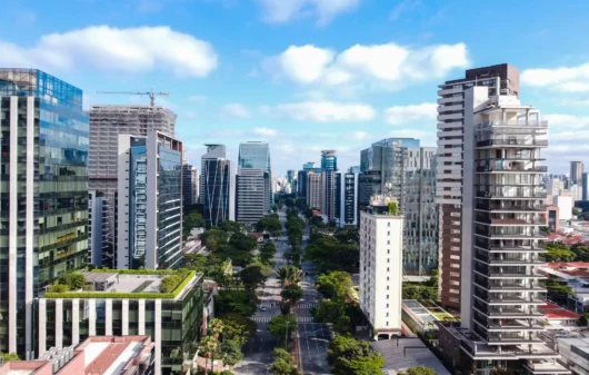 Imagem aérea de prédios na Avenida Faria Lima, em São Paulo, para ilustrar matéria sobre as cidades mais competitivas do Brasil