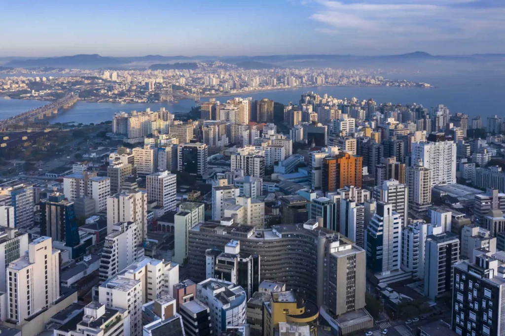 Imagem da vista aérea de Florianópolis, em Santa Catarina, mostra prédios do município para ilustrar matéria sobre as cidades mais desenvolvidas