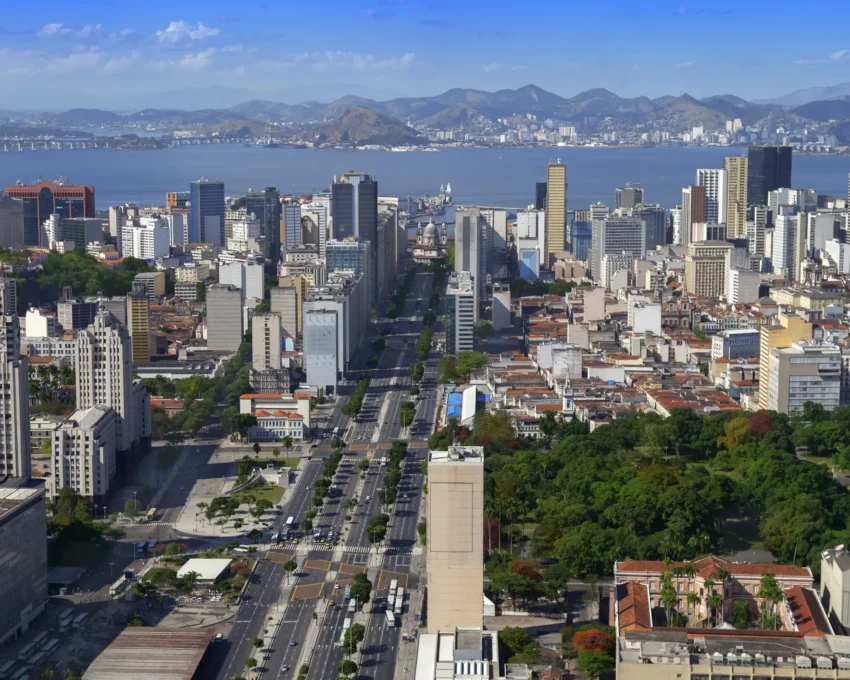 Imagem aérea de prédios com paisagem natural ao fundo, no Rio de Janeiro, para ilustrar matéria sobre as cidades mais limpas do Brasil