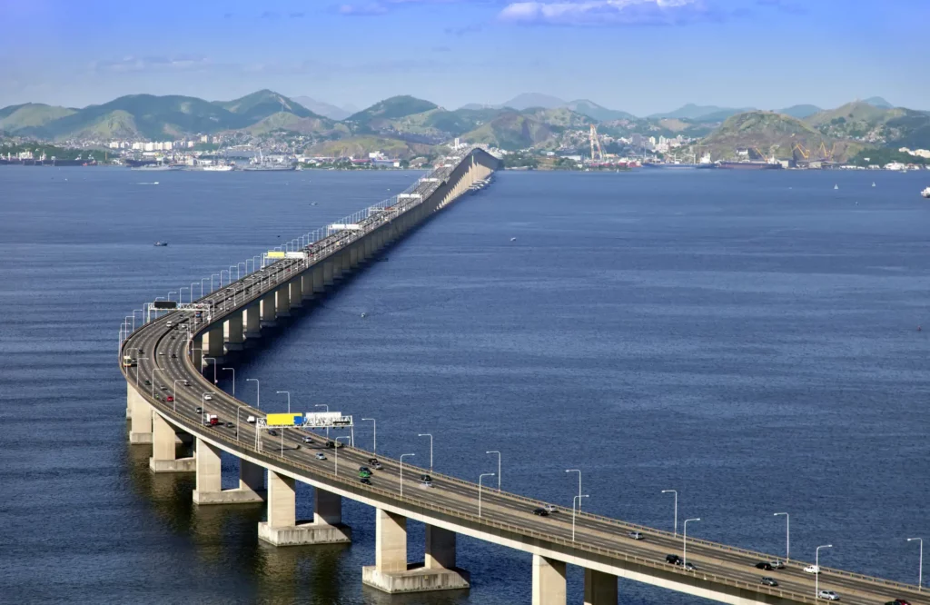 Imagem aérea da Ponte Presidente Costa e Silva, em Niterói, para  ilustrar matéria sobre as cidades mais limpas do Brasil
