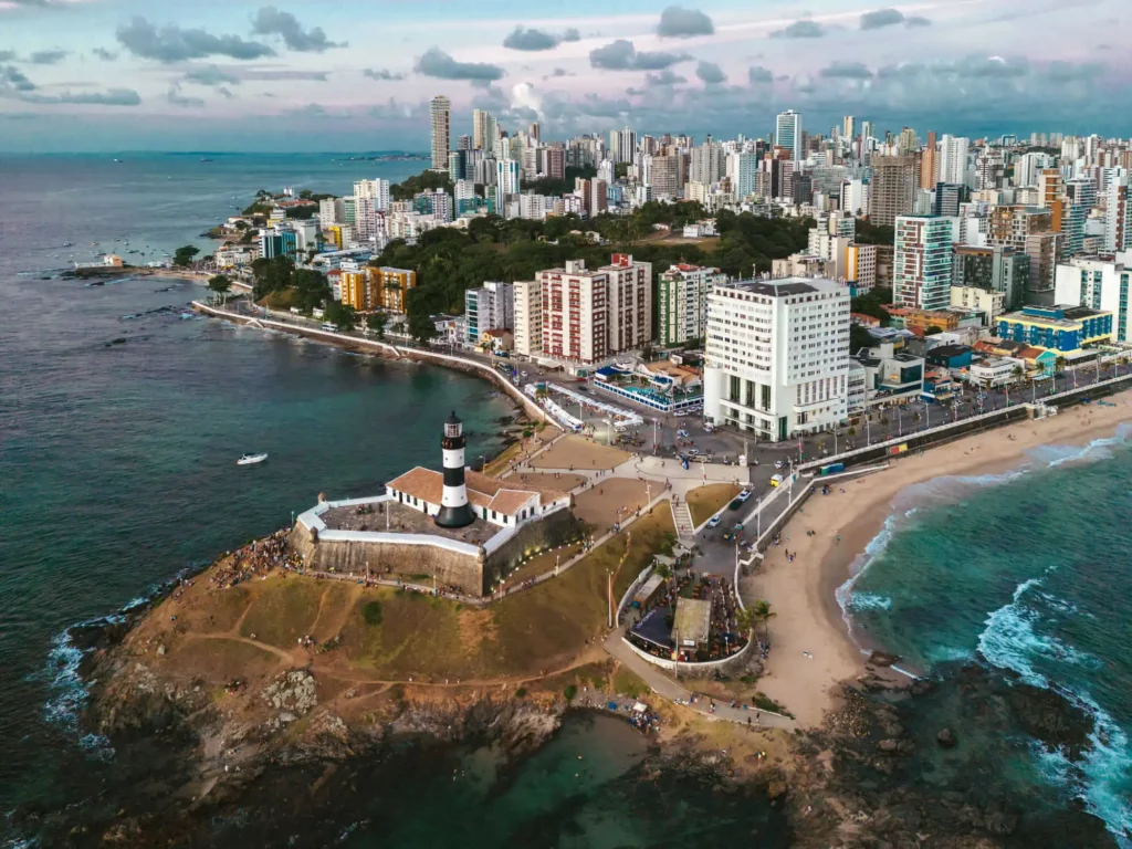 Imagem da vista aérea de Salvador mostra mar, faixa de areia e prédios da cidade para ilustrar matéria sobre as cidades mais ricas da Bahia