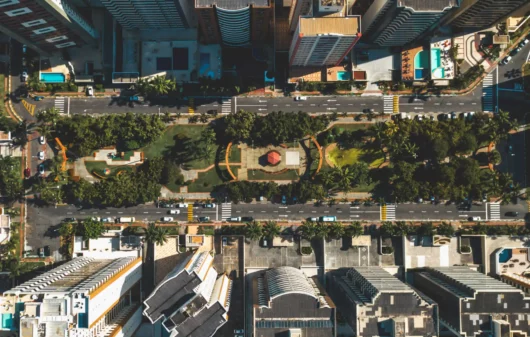 Imagem de uma rua de Salvador vista de cima mostra vegetação e prédios para ilustrar matéria sobre as cidades mais ricas da Bahia