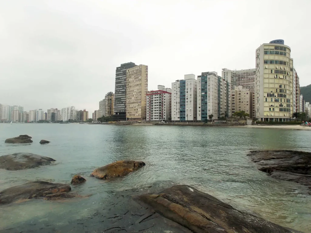 Imagem da vista de edifícios de frente para o mar em São Vicente para ilustrar matéria sobre as cidades mais seguras do litoral de São Paulo