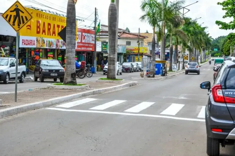 Imagem de uma das avenidas de Abadia de Goiás mostra comércio da cidade para ilustrar matéria sobre as cidades que mais crescem no Brasil
