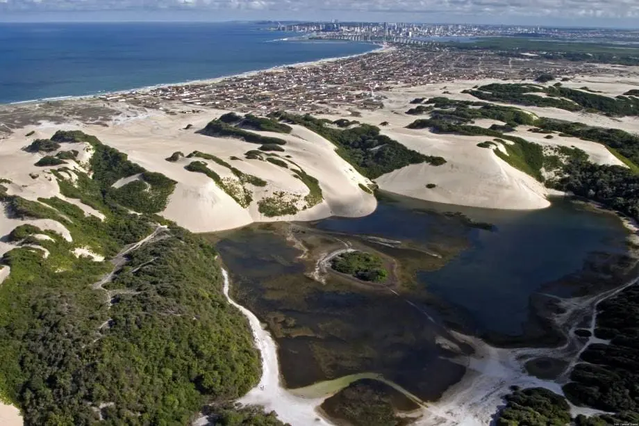 Imagem da praia de Genipabu mostra vegetação e faixas de areia para ilustrar matéria sobre as cidades que mais cresceram no Brasil
