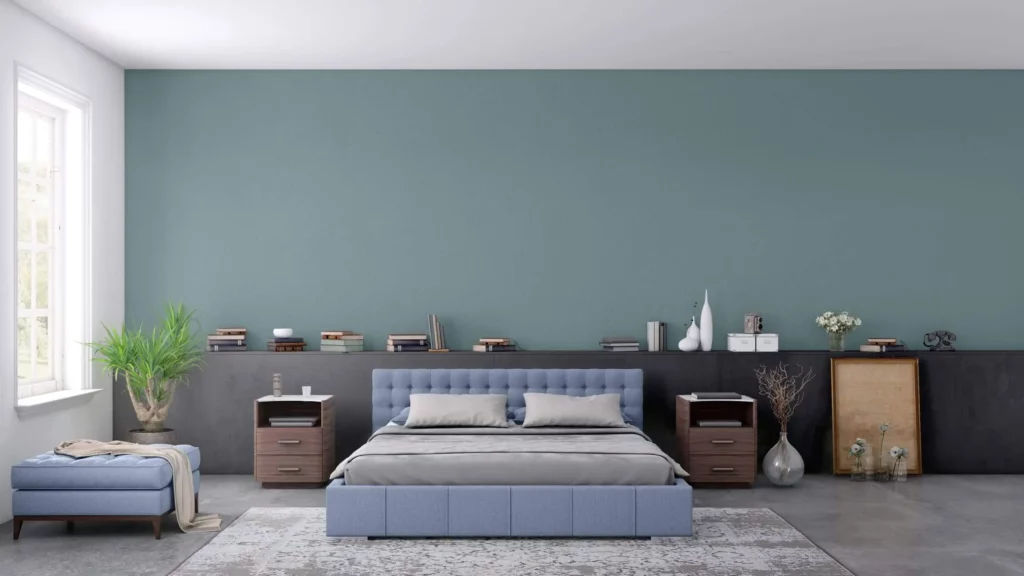 Imagem de um quarto de casal com parede cinza-azulado e decoração em tons amadeirados e azul claro para ilustrar matéria com dicas de cores para pintar parede de casa