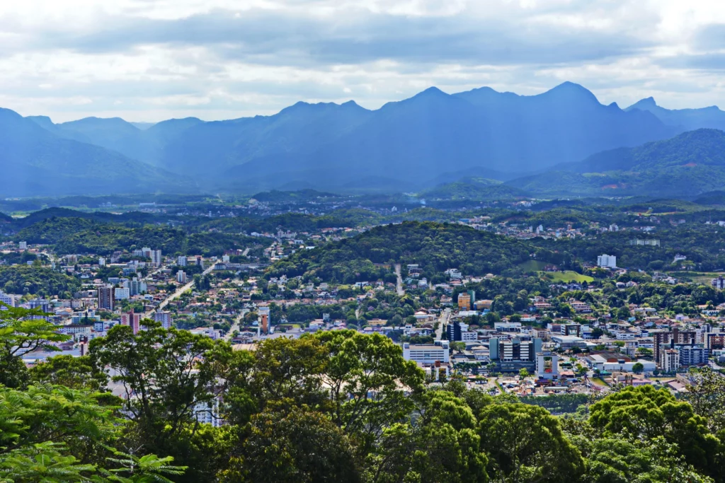 Imagem da vista aérea de Joinville, em Santa Catarina, para ilustrar matéria sobre as cidades com mais empregos no Brasil