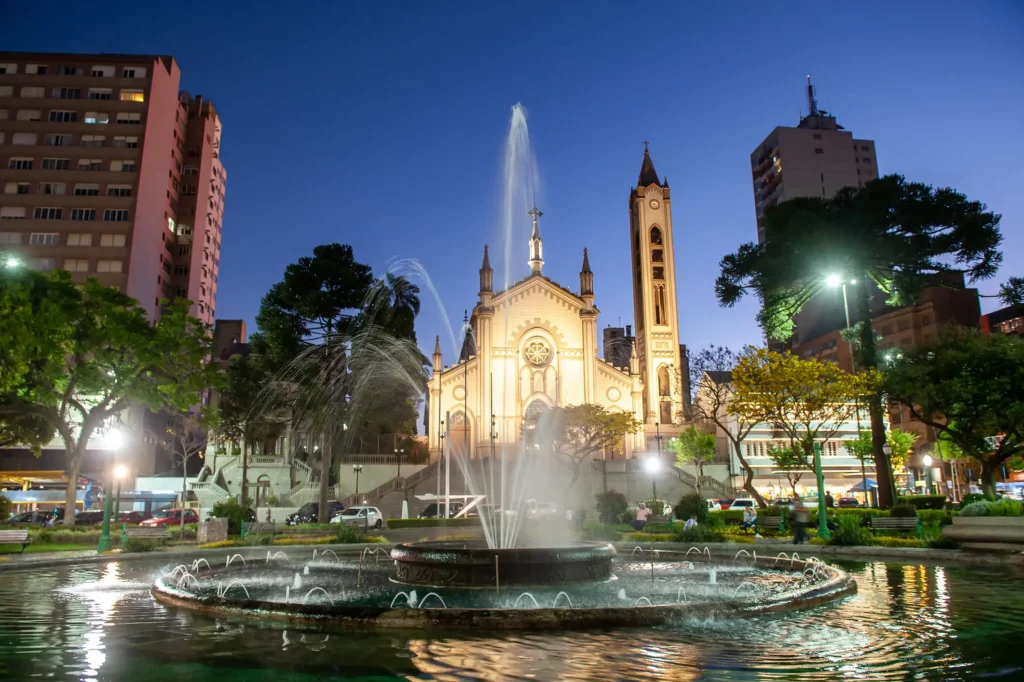 Imagem da Praça Dante Alighieri e da catedral no centro de Caxias do Sul para ilustrar matéria sobre as cidades mais limpas do Brasil
