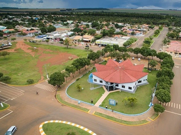  Imagem da vista aérea de Chapadão do Céu, município do estado de Goiás, mostra imóveis, vegetação e céu azul para ilustrar matéria sobre a melhor cidade para se viver em Goiás