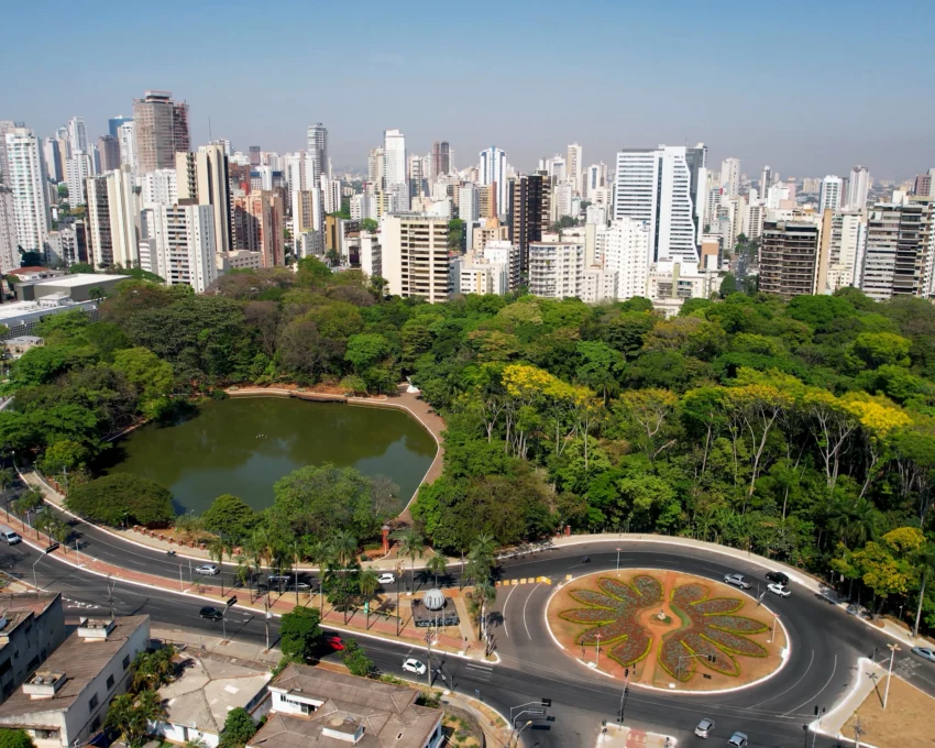 Imagem da paisagem urbana de Goiânia mostra ruas, prédios e vegetação para ilustrar matéria sobre as melhores cidades de Goiás para morar