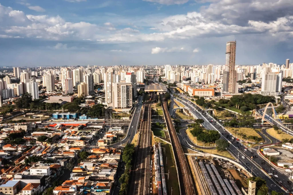 Imagem da vista aérea da cidade de São Paulo para ilustrar matéria sobre quais são as cidades mais desenvolvidas do Brasil