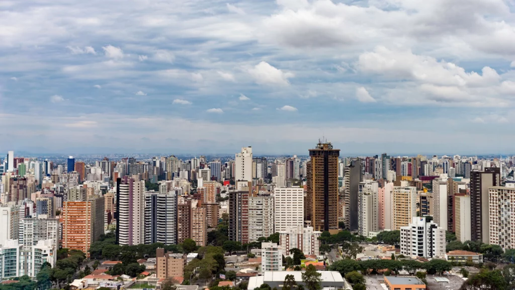 Imagem da vista aérea de Curitiba para ilustrar matéria sobre qual a cidade com mais oportunidades de emprego no Brasil