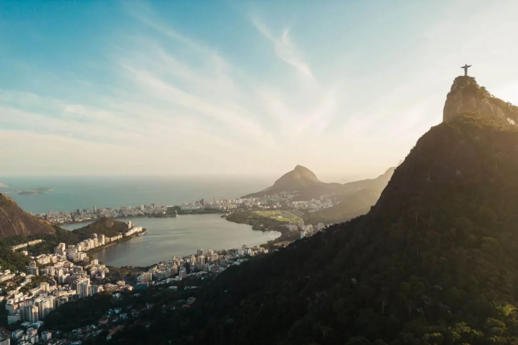 Imagem do Rio de Janeiro vista de cima mostra o Cristo Redentor, o mar e alguns prédios para ilustrar matéria sobre qual a cidade considerada mais bonita do Brasil
